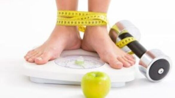 Varisli damarların gelişmesini önlemek için aşırı kiloyla mücadele etmeli ve doğru yemelisiniz.